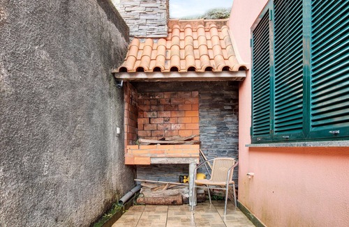Sao Vicente House | Holiday Home 'Vinháticos House' with Mountain View, Garden & Wi-Fi