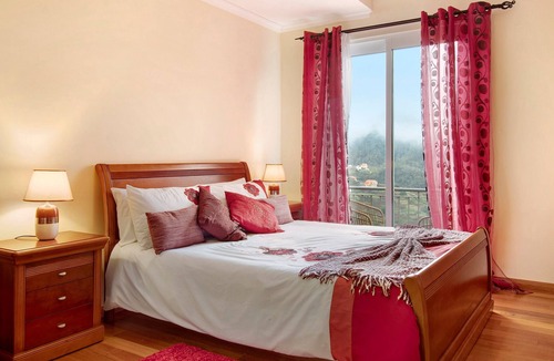 Sao Vicente House | Holiday Home 'Vinháticos House' with Mountain View, Garden & Wi-Fi