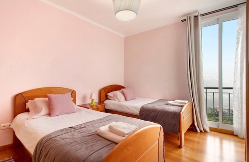 Sao Vicente House | Holiday Home 'Vinháticos House' with Mountain View, Garden & Wi-Fi