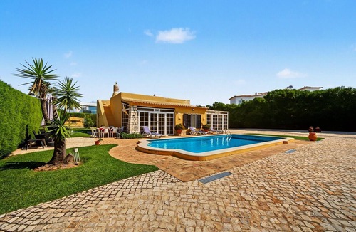 Lagos House | Holiday Home 'Vivenda Romana - By Staywise' with Private Pool, Wi-Fi and Air Conditioning