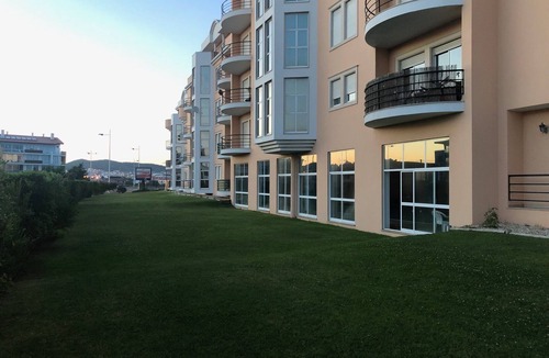 Sao Martinho do Porto Apartment | Holiday in São Martinho do Porto - 2 bedroom Apartment, sleeps 4 with large pool