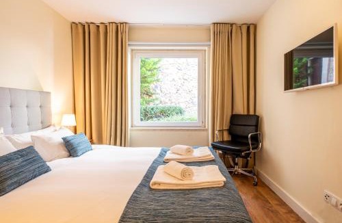 Paco De Arcos House | HomeySuite Bedroom 2 Seahouse