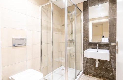 Paco De Arcos House | HomeySuite Bedroom 2 Seahouse