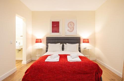 Paco De Arcos Apartment | HomeySuite SeaHouse at the Beach