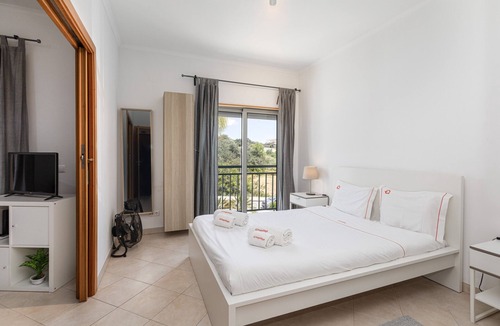 Monte Raposo Apartment | Hopstays - Alcantarilha Ria Flat