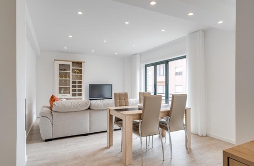 A Ver-o-Mar Apartment | Host Wise - Bright Seaside Flat