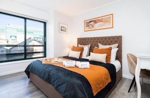 Vila Nova de Gaia Apartment | Host Wise - Elegant Spacious Flat w Balcony - Ace Location