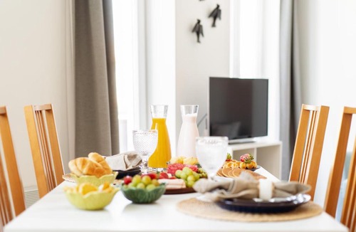 Campanha Apartment | Host Wise - Flat w Free Private Parking - Bright & Cozy