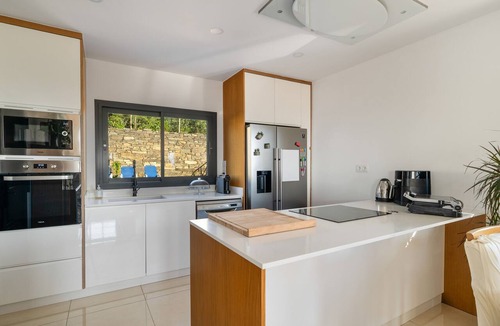 Favaios House | House 'Muscat House' with Heated Pool, Mountain View, Wi-Fi and Air Conditioning