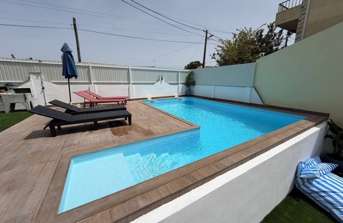 Charneca de Caparica e Sobreda House | House with a pool, staircase, and garden, sleeps 10, 3 km from the beach