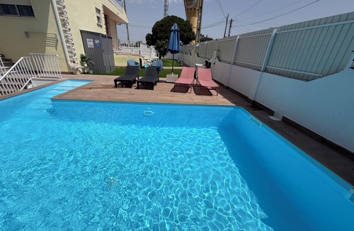 Charneca de Caparica e Sobreda House | House with a pool, staircase, and garden, sleeps 10, 3 km from the beach