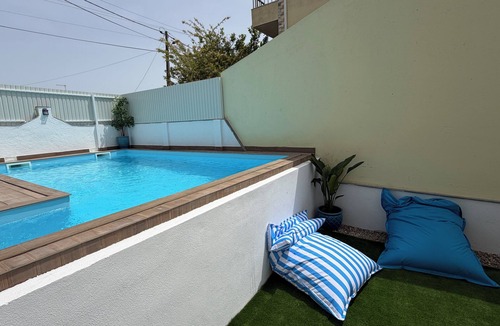 Charneca de Caparica e Sobreda House | House with a pool, staircase, and garden, sleeps 10, 3 km from the beach