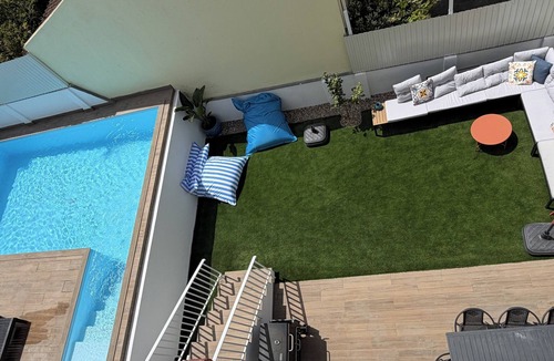 Charneca de Caparica e Sobreda House | House with a pool, staircase, and garden, sleeps 10, 3 km from the beach