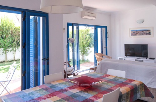 Manta Rota House | House with garden near the beach
