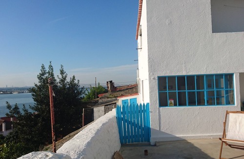 Arrentela Cottage | HOUSE WITH TERRACE FOR THE TEJO, near Lisbon