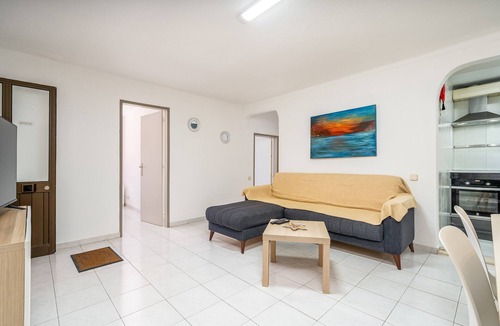 Alfanzina Apartment | Isabel Apartment with Garden by the Cliffs, 150m from the Beach