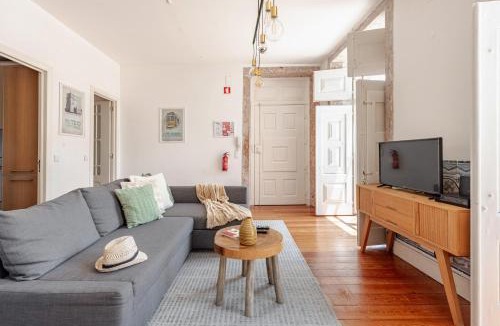 Santo Estevao Apartment | Jardim do Tabaco - Spacious and full of light 1 bdr apartment