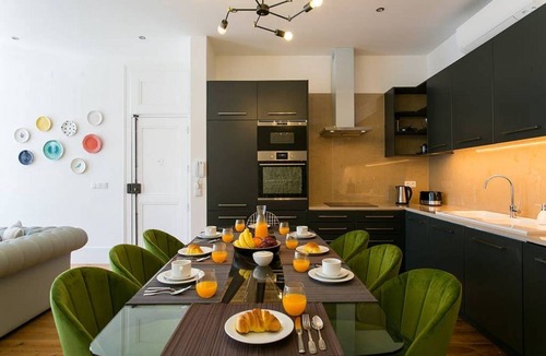 Misericordia Apartment | JOIVY Gorgeous 3BR home w/balcony nearby Time Out Market