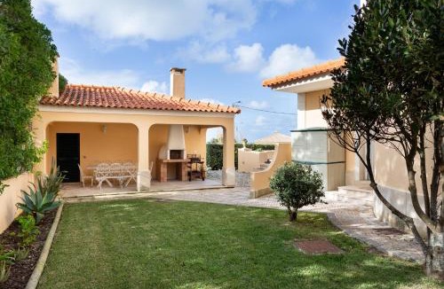 Colares Villa | JOIVY Splendid 4-BR House with Swimming Pool and Sea View