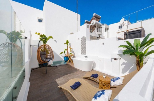 Portimao City Centre House | Just steps from Portimão's promenade, marina and beaches, this stylish home offers AC, sun deck with jacuzzi, a fully equipped kitchen and comfortable living spaces. Perfect for families, friends or business stays exploring the Algarve.