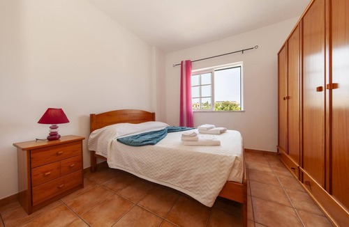 Porto de Mos House | L 02 - Bedroom 2 Western Mos Guesthouse