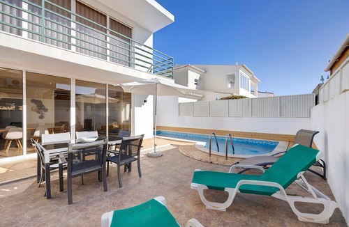 Porto de Mos House | Lagos Beach Pool Villa Holiday Home with Private Pool, Wi-Fi and Air Conditioning