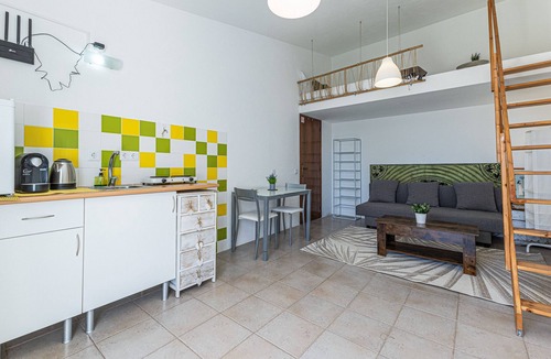 Ameijeira Apartment | Lagos Private Studio: Location | Couples & Family