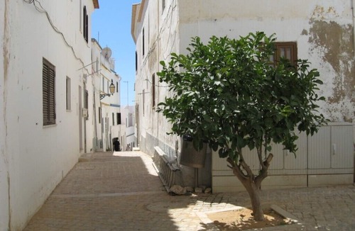 Albufeira Old Town Apartment | Large air-conditioned studio with balcony 300m from the beach