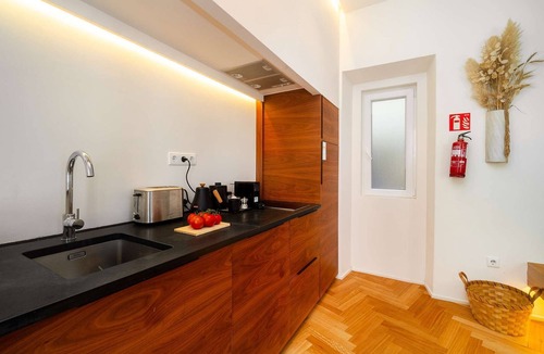 Alfama Apartment | Lisbon Charm: Walk to Graça Viewpoints