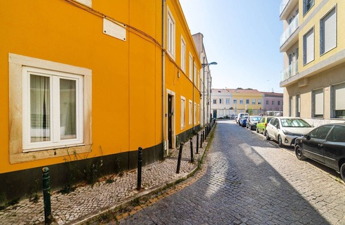 Alfama Apartment | Lisbon Charm: Walk to Graça Viewpoints