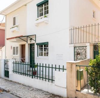Beato House | Lisbon Garden Stays, with BBQ, Easy Parking near Tejo, Fast Access to Alfama & Downtown