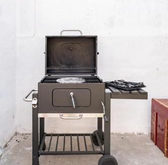Beato House | Lisbon Garden Stays, with BBQ, Easy Parking near Tejo, Fast Access to Alfama & Downtown