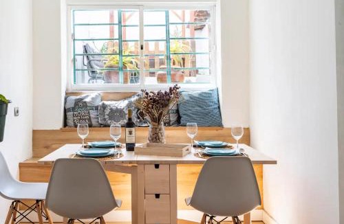 Beato House | Lisbon Garden Stays, with BBQ, Easy Parking near Tejo, Fast Access to Alfama & Downtown