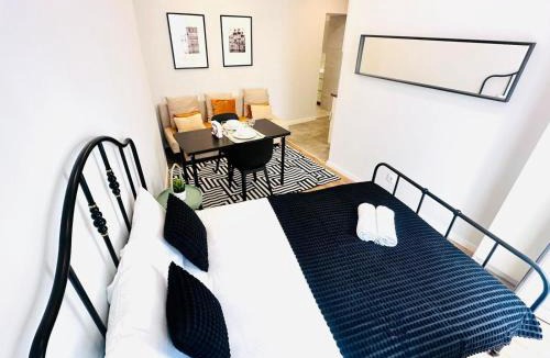 Santo Condestavel Apartment | Lisbon Orange House - Modern Two-Bedroom Apartment RC D