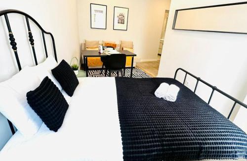 Santo Condestavel Apartment | Lisbon Orange House - Modern Two-Bedroom Apartment RC D