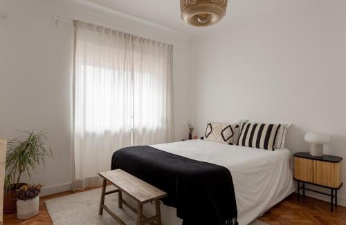Cova da Piedade Apartment | Lisbon Riverside Retreat 2BR in Almada