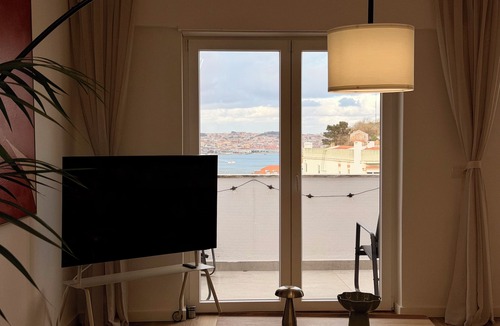 Cova da Piedade Apartment | Lisbon View - Balcony - AC & Gigabit WiFi