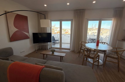 Cova da Piedade Apartment | Lisbon View - Balcony - AC & Gigabit WiFi