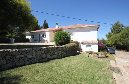 Vale de Parra Villa | Lovely property in Quinta da Saudade with views over Vale de Parra to the sea