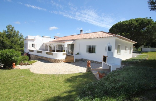 Vale de Parra Villa | Lovely property in Quinta da Saudade with views over Vale de Parra to the sea