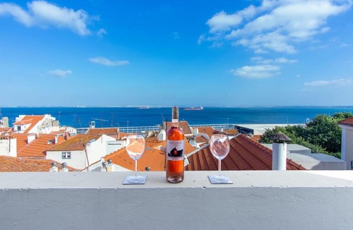 Santo Estevao Apartment | LovelyStay - Turquoise River View II