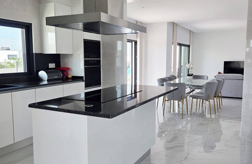 Monte Raposo Villa | Luxurious 4 Ensuite Villa,Private Pool,Serene Garden,Sea Views &Private Parking!