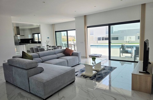 Monte Raposo Villa | Luxurious 4 Ensuite Villa,Private Pool,Serene Garden,Sea Views &Private Parking!