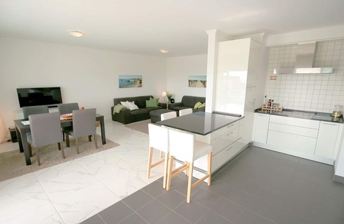 Meia Praia House | Luxury 2 Bedroom Apartment w/Communal Pool & Jacuzzi, Walking distance to Beach