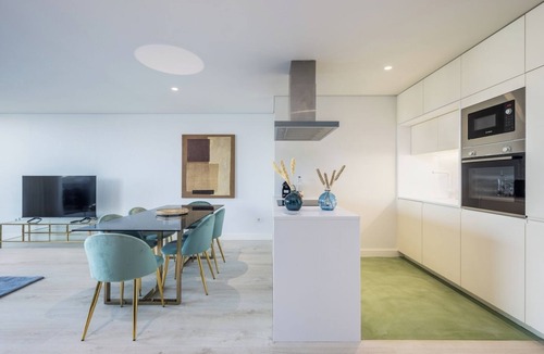 Santa Marinha Apartment | Luxury 2BR in Gaia | Iconic Views + Spa and Parking