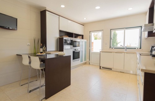 Alvor Villa | Luxury 3 bedroom Alvor villa with roof terrace jacuzzi hot tub by AlvorBeach