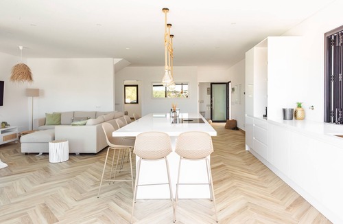 Salema Villa | Luxury 4 bed 4 bathroom Vila located in Salema Sleeps 8 adults/1 child