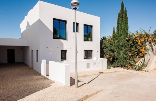 Salema Villa | Luxury 4 bed 4 bathroom Vila located in Salema Sleeps 8 adults/1 child