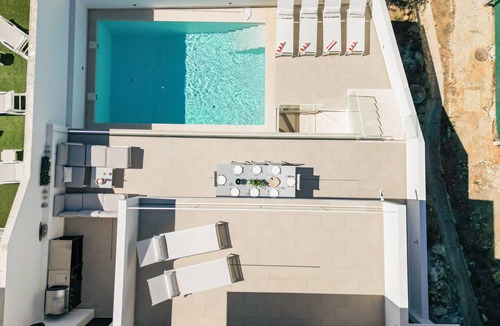 Salema Villa | Luxury 4 bed 4 bathroom Vila located in Salema Sleeps 8 adults/1 child