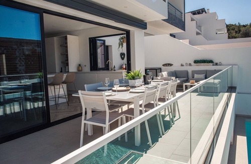 Salema Villa | Luxury 4 bed 4 bathroom Vila located in Salema Sleeps 8 adults/1 child